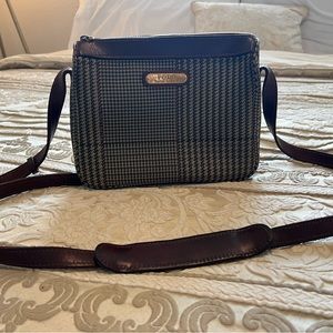 Vintage Ralph Lauren side bag. Super cute goes with anything. Moderately used.